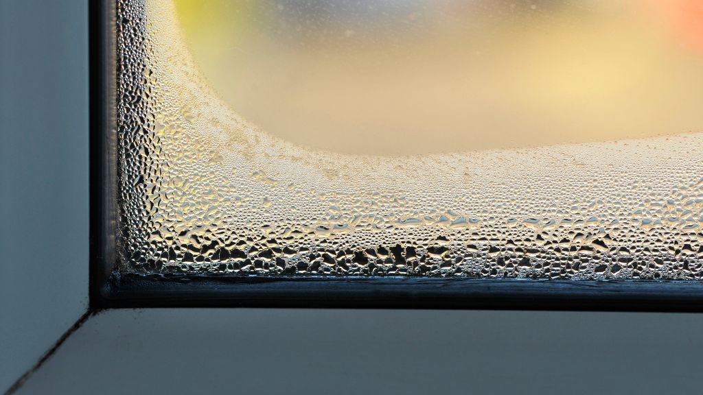 対策（10）窓・ドアに断熱素材を貼り付ける